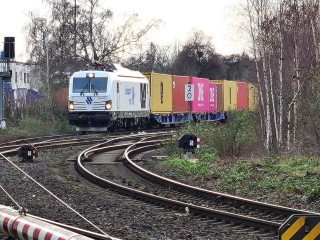 Und dann die Container, geliefert von den Rheinschiffen weiterbefördern.