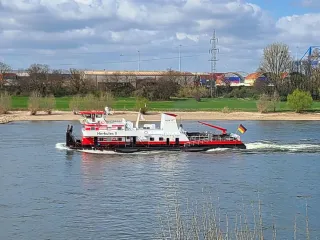 Erst mal an der hauseigenen Rheinpromenade vorbei. Da gab es eine &quot;Leerfahrt&quot; zu sehen. :-)