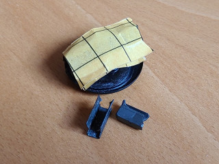 Die Antennenlochabdeckung mit Spezialklebedichtung.