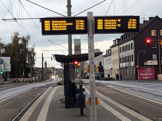 Zurück in DU-Hochfeld Bf Süd<br />und es dauerte tatsächlich nicht länger als angeschlagen, bis meine 903 kam. Und die fuhr tatsächlich wie angekündigt und brach nicht einfach ihre Fahrt ab, wie ich es schon oft erlebt habe.