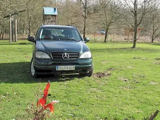 ! M-Klasse Wissensfrage !<br />Welche Farbe hat die M-Klasse, die hier im Frühling im Garten posiert?<br />Der Farbname und die Nr. von Mercedes-Benz gehört zur richtigen Antwort.