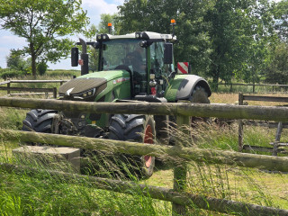 Schlepper zum Mähen eingetroffen