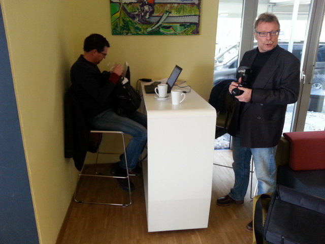 Hier wird sogar im Kunden-Kaffee- und Wartebereich einfach immer weiter gearbeitet. Zum Teil auch aktive Clubarbeit geleistet, denn so eine Gelegenheit zum persönlichen Gespräch muß man ja nutzen.
