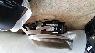 Dämmung entfernt und Bedienteil herausgeschraubt (von unten gesehen)