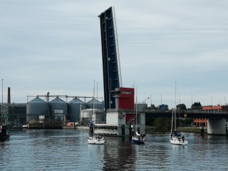 Warten vor der Klappbrücke